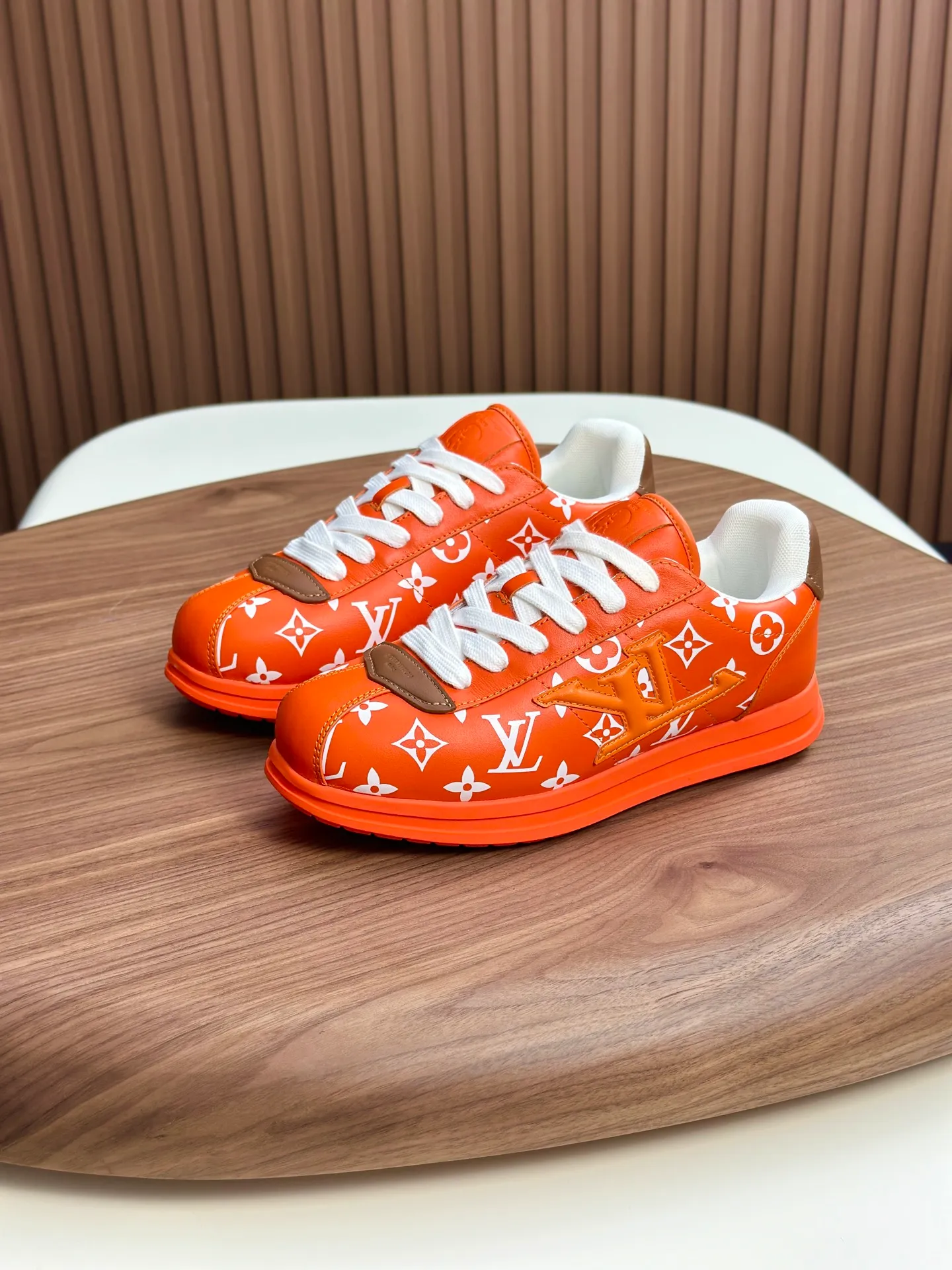 Factory direct sale ¥700💰Full set of packaging💰Top version LV-Louis Vuitton-Classic catwalk new style 1:1 developed replica of the original version! ! The upper foot is very comfortable. It is made of luxurious materials and fine workmanship. The midsole is printed with English letters "Made in Europe". The upper is made of calfskin imported from Italy. The side is decorated with the brand's LOGO and signature. The latest latex foot pads and mesh lining make the foot feel super comfortable. Original factory special supply of original two-color T men's shoes 💰U combination outsole. Bag technology Goodyear stitched edges Fabric: Exclusive custom first-layer cowhide Accessories: Exclusive private model Vuitton logo, lining: Customized silk mesh lining - first-layer silk cowhide lining Outsole: T men's shoes 💰U combination outsole wear-resistant, non-slip and anti-yellowing Foot pads: new latex pads-mesh sweat-absorbent Counter technology: fully computerized sewing machine wire drawing Toe cap Back cover Hot and cold shaping A complete set of pull-top lasts with medium and low logo patterns. Counter packaging - shoelaces, certificates, cards, instructions, certificates, dust bags. The most comprehensive packaging on the Internet. Men's model 339-44 (38/45 custom-made, non-returnable!